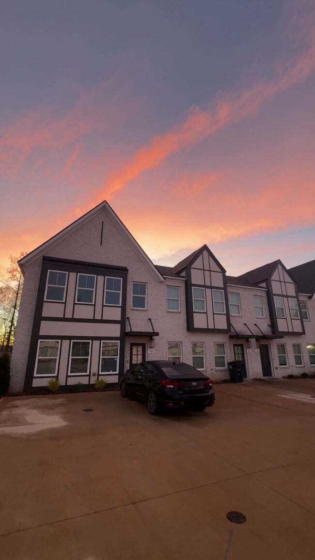 End unit with private patio and parking - 560 Waterpoint Way