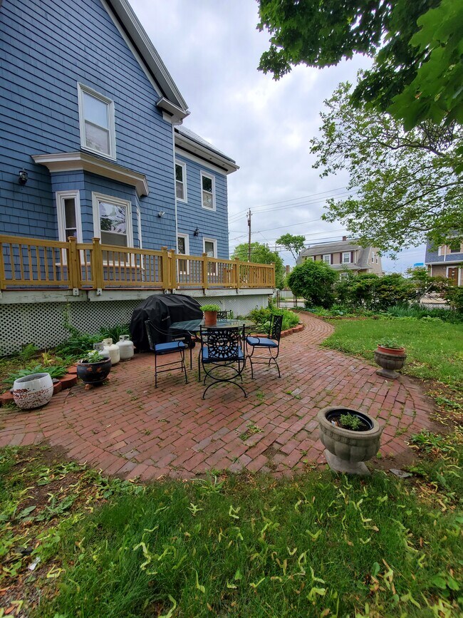 yard - 580 Lynn St Unit 1