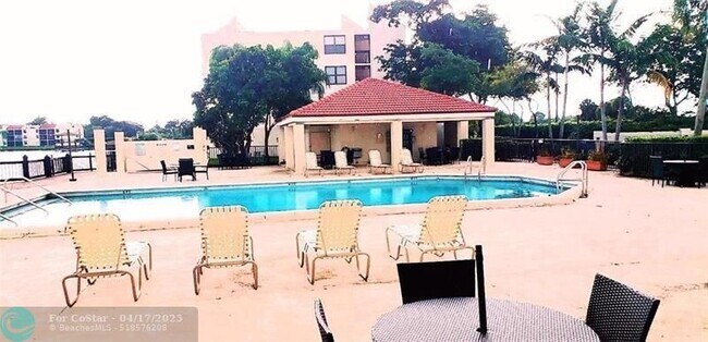 Building Photo - 114 Lake Emerald Dr Unit 305 Rental
