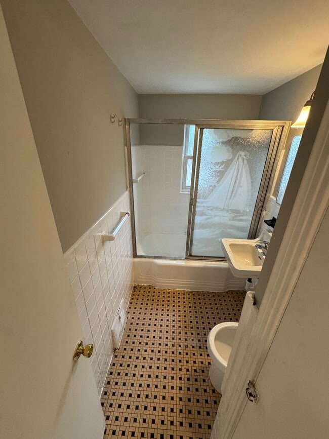 Photo - 414-416 E 222 ST Unit UP