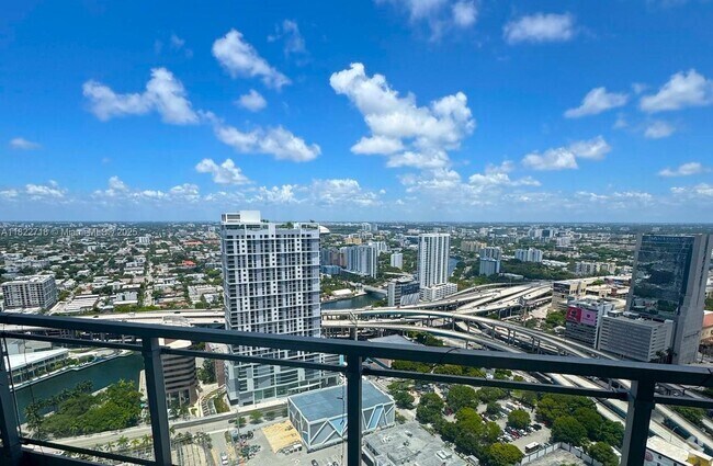 Building Photo - 90 SW 3rd St Unit 4107 Rental