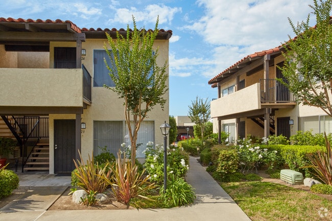 111 Tustin Plaza Apartments