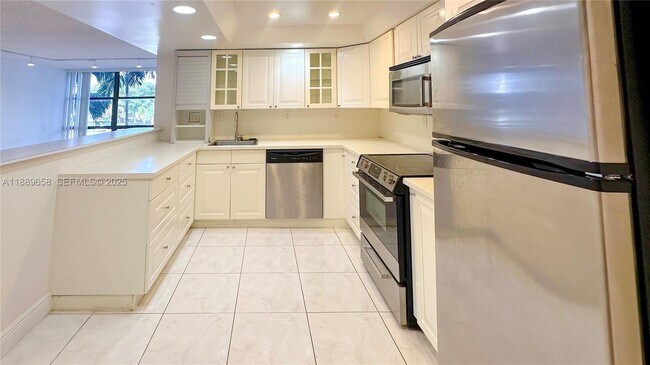 Building Photo - 800 Parkview Dr Unit 323