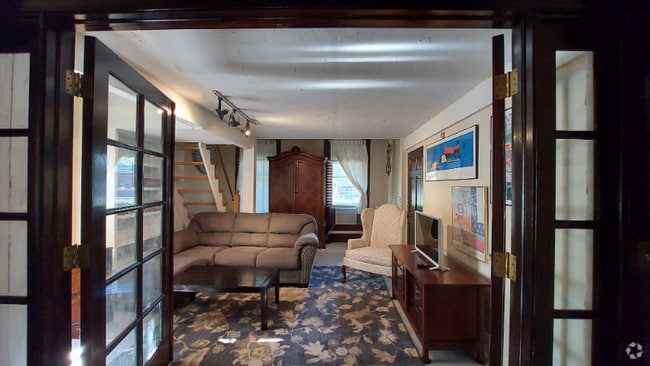 Building Photo - 334 E Mulberry St Rental