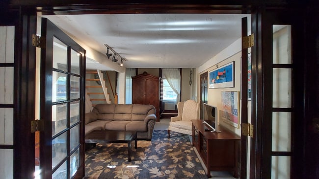 Building Photo - 334 E Mulberry St Rental