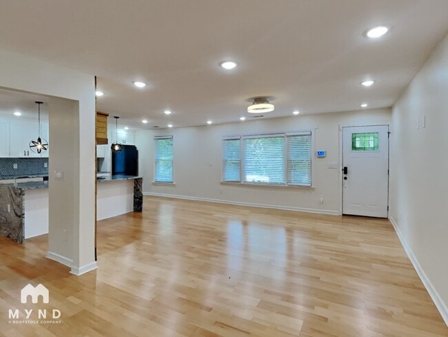 Photo - 2720 Hedgewood Dr NW