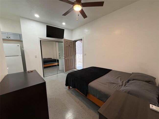 Photo - 216 Charles Trl