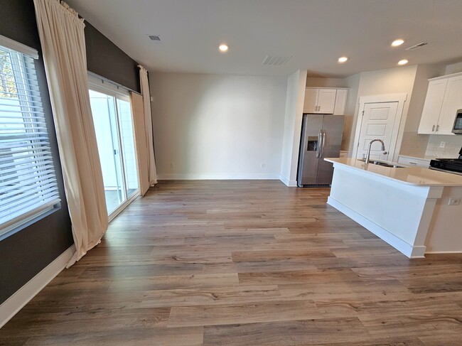 Photo - 635 Millwright Wy