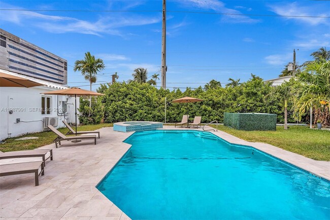 Building Photo - 703 NE 7th St Unit 5