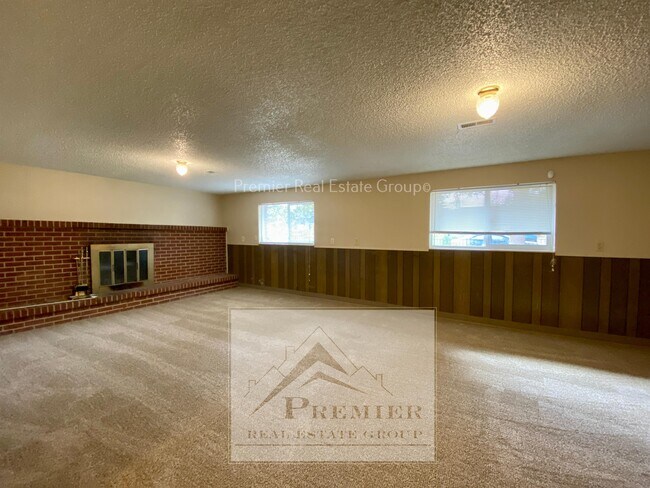 Photo - 6815 Harding St