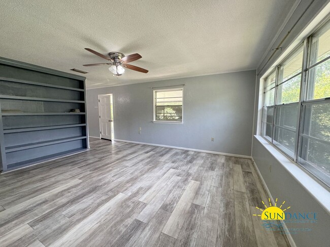 Photo - 2052 Roberts Dr