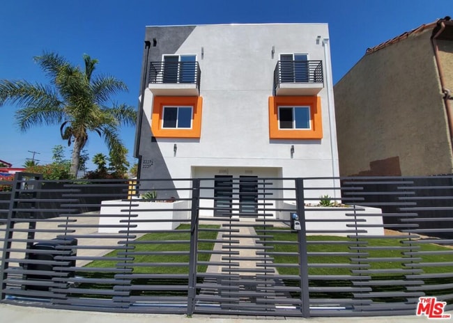 Building Photo - 2335 1/2 S Crenshaw Blvd Rental