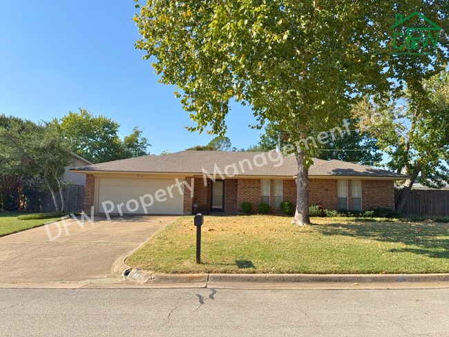 Building Photo - Charming 3-Bedroom Home with Fenced Backyard & Fireplace in Arlington!