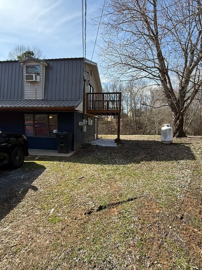 Building Photo - Knoxville 37938 - 2 bedroom, 1 bath - Contact Susan Niedergeses (865) 300-4722
