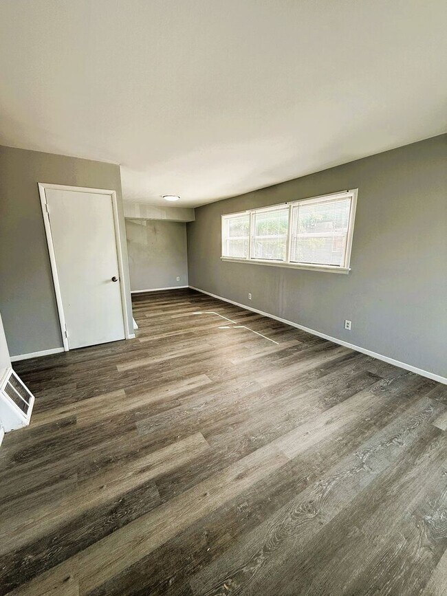 Photo - 323 Shepley Dr