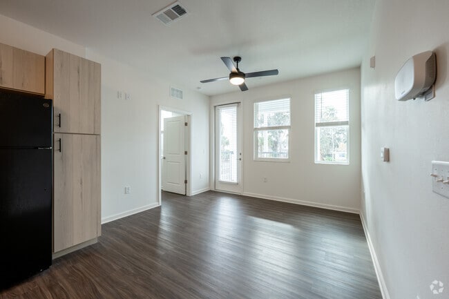 2BR, 2BA - 877SF - Living Room - Fox Pointe