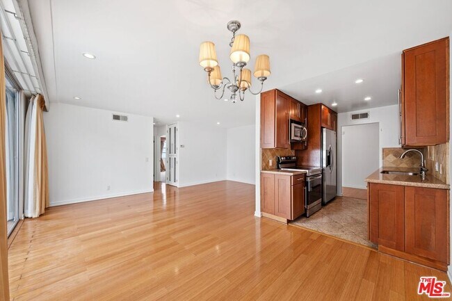 Building Photo - 10751 Wilshire Blvd Unit 1002