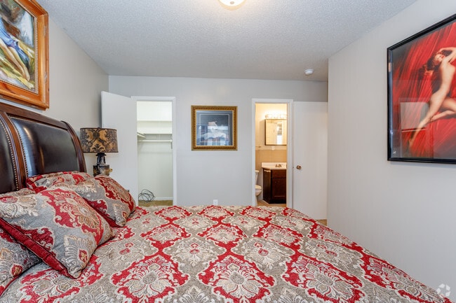 2BR, 2BA - 925 SF