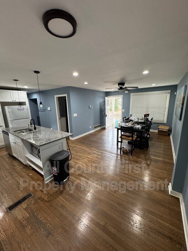 Photo - 656 Cedar Ave NW