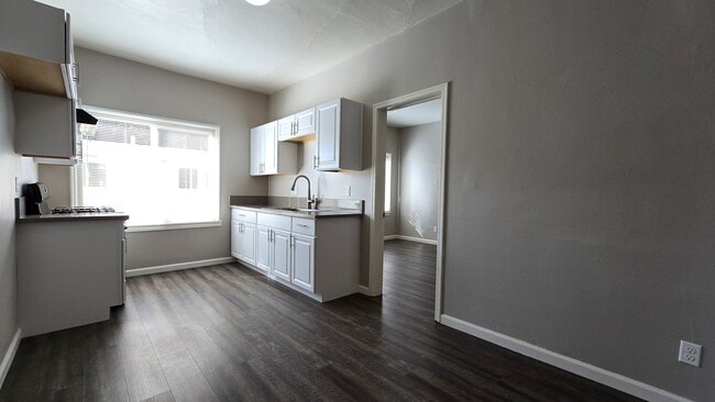 Building Photo - 1140 E Elk Ave Unit 7