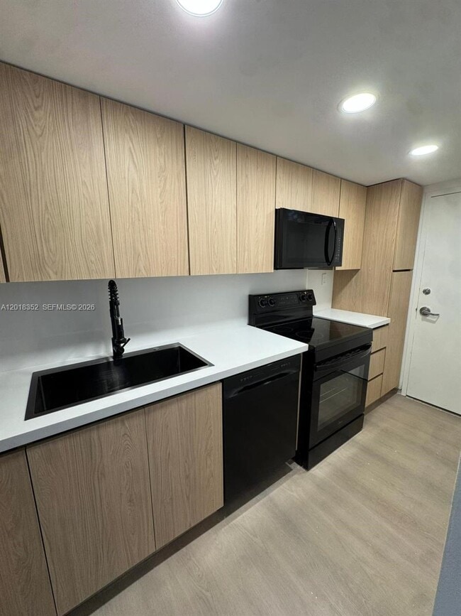 Building Photo - 1200 West Ave Unit 611