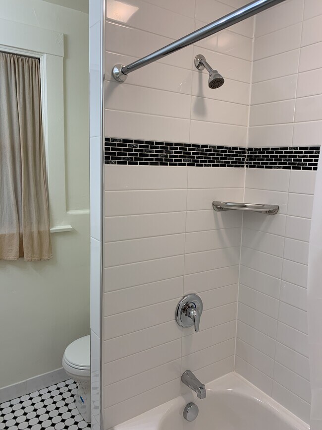 Photo - 5921 Douglas St