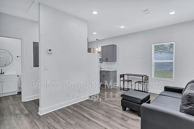 Photo - 700 Carmen Ave