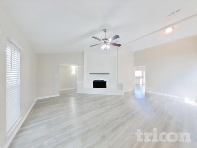 Photo - 496 Justice Dr