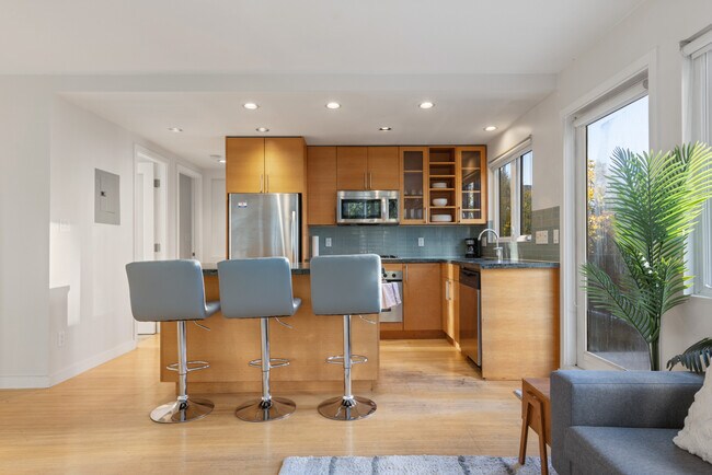 Building Photo - 1540 Haro St Unit 301