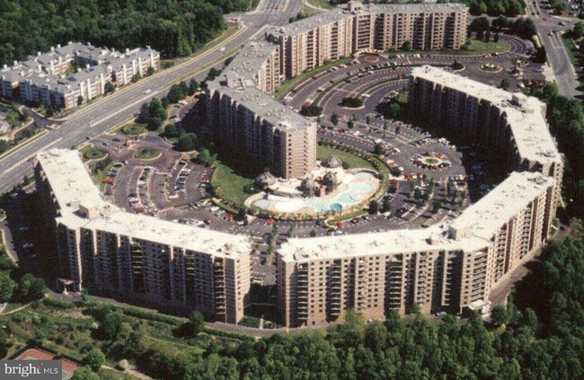 Building Photo - 8350 Greensboro Dr Unit 802