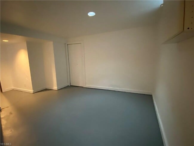 Building Photo - 1181 Hilltop Dr