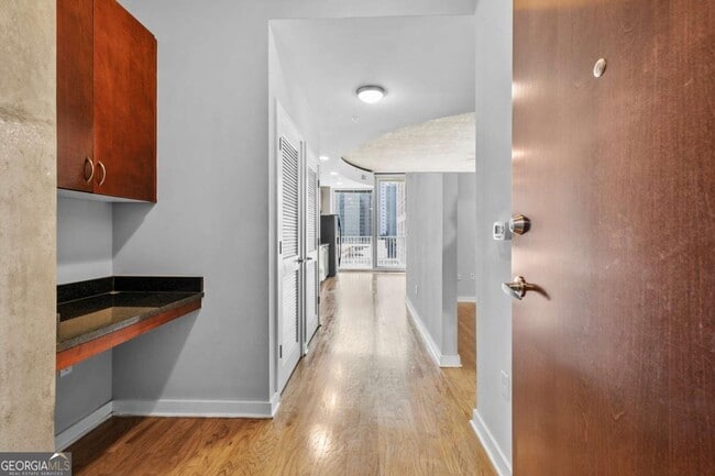 Building Photo - 400 W Peachtree St NW Unit 1010