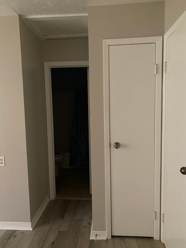 bath - 403 W Boone St