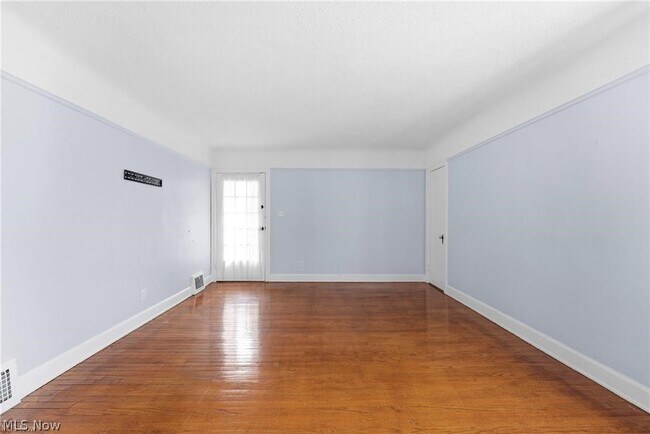 Photo - 876 Eloise Dr Unit Upper