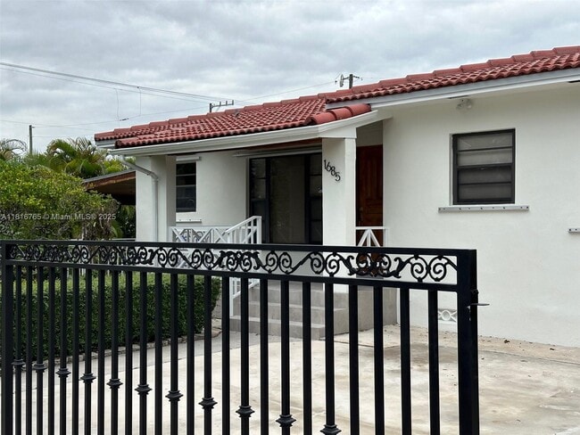 Building Photo - 1685 SW 15th St Rental
