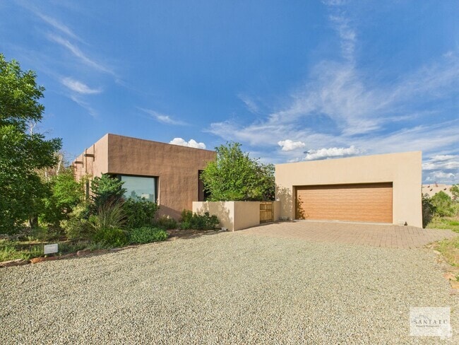 Building Photo - Stylish Home in Eldorado | Furnished or Un...
