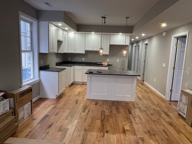 Building Photo - 246 Hallock Ave Unit 2 Rental