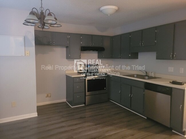 Photo - 153 Westmont Dr