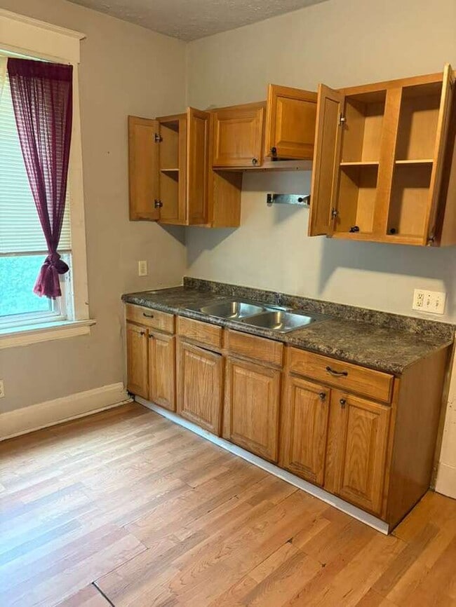 Photo - 1559 Ambrose Ave