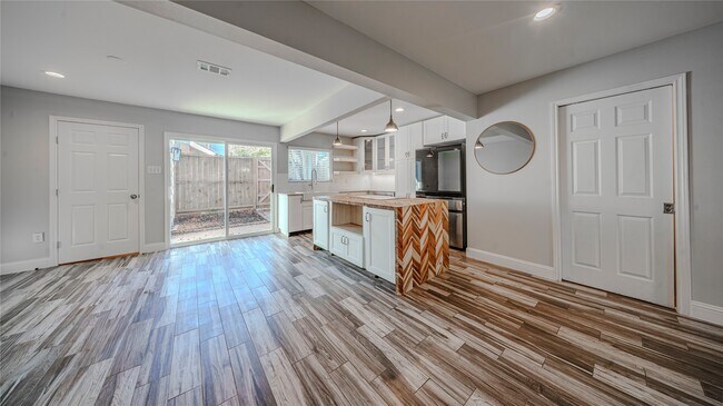 Photo - 764 Worthshire St