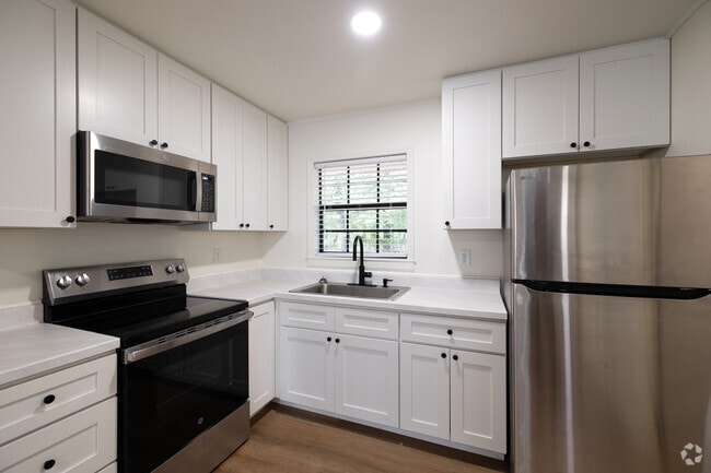 2BR, 1BA - 750SF - Kitchen - Timber Ridge Apartments