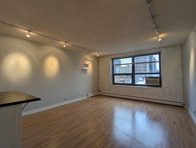 Building Photo - 429 W Wellington Ave Unit 13A