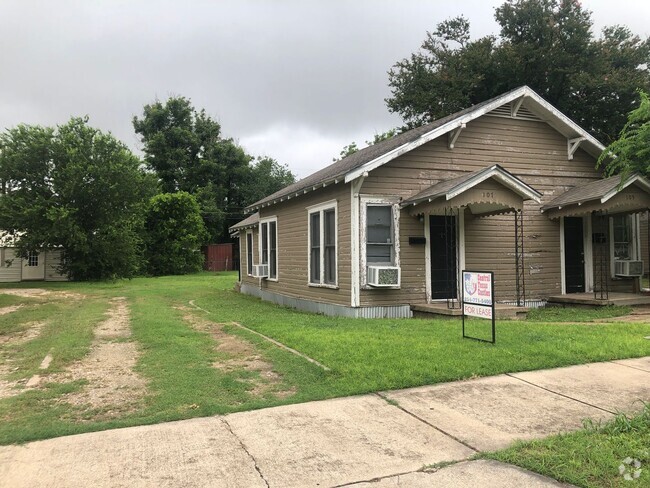 Building Photo - 1 Br Duplex - Available Now Rental