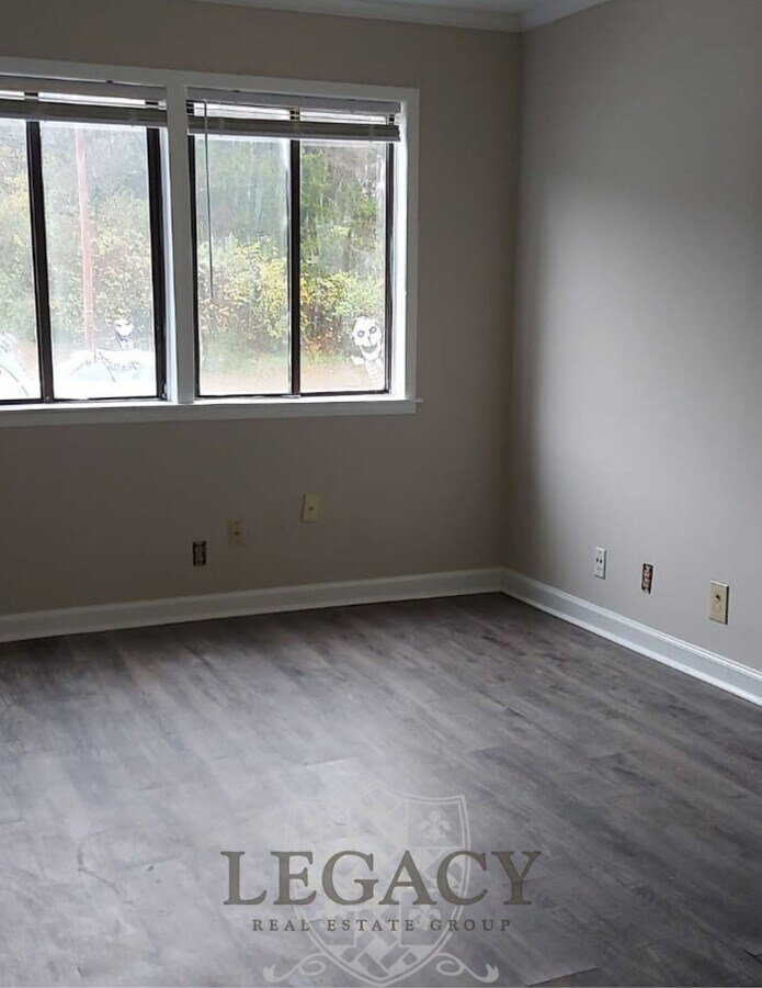 Photo - 1073 Harold Dr