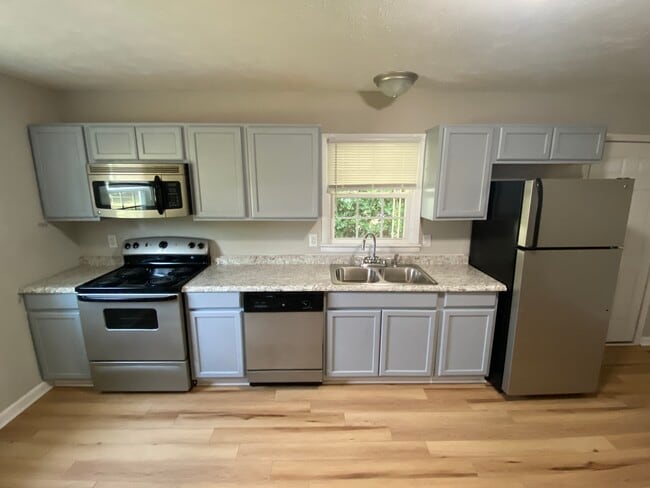 Large kitchen - 1634 Shaw Rd