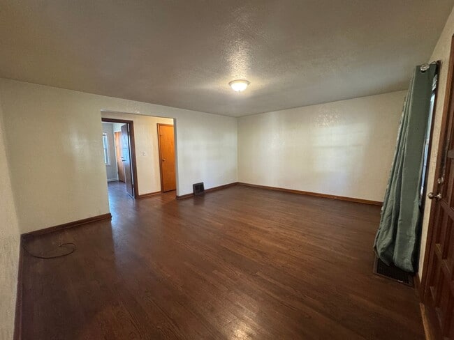 Photo - Charming 2-bedroom, 1-bathroom Ground Floo... Unit A