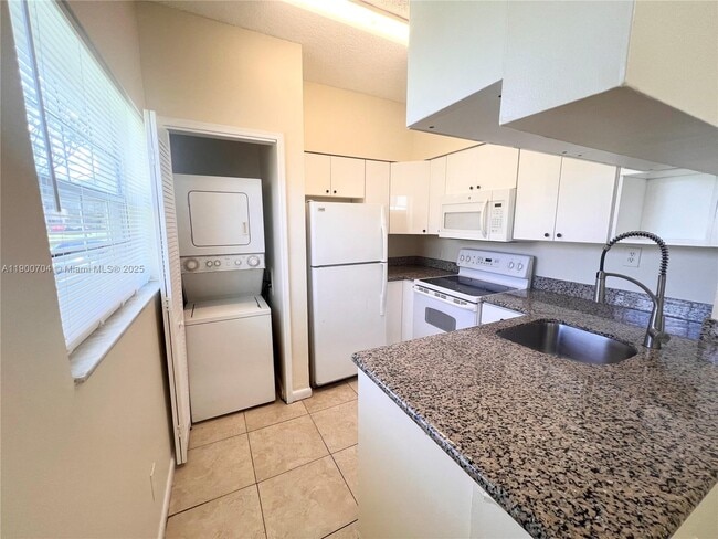 Building Photo - 731 Cypress Ln Unit I8