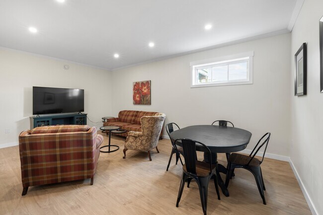 Photo - 425 Kelvin Rd