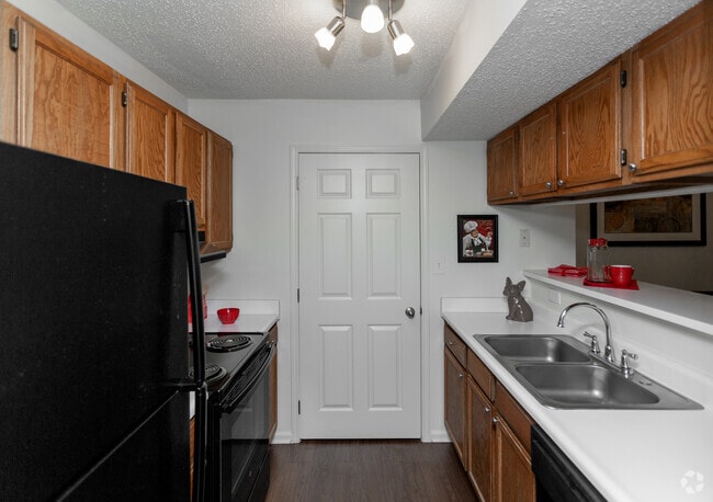 2BR, 2BA - Buckingham - 902 SF