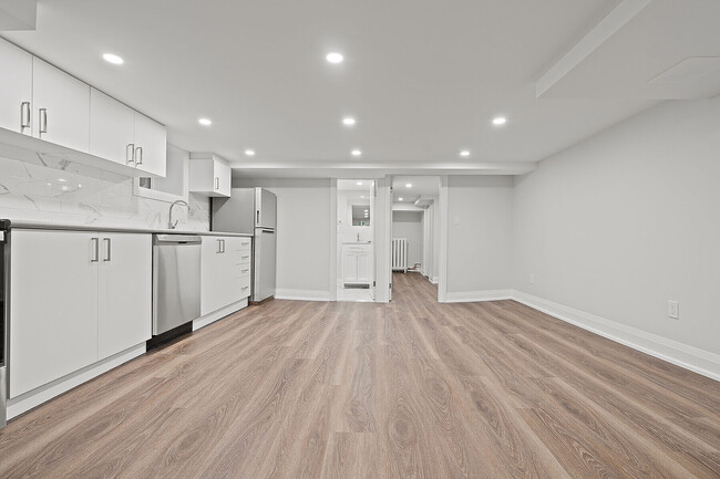 Photo - 30 Strathgowan Ave